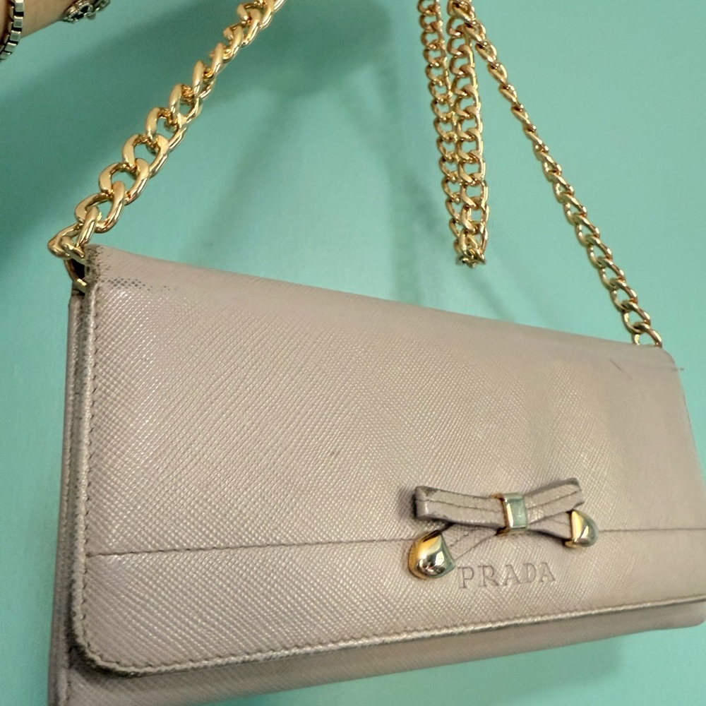 PRADA Saffiano Bow Continental Wallet on Chain (Grey / Gold) 😍